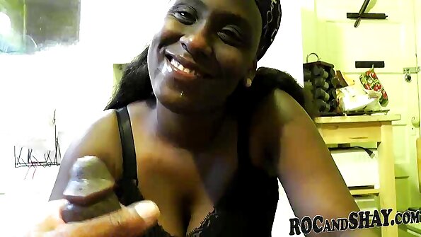 Дівчина побачила голого порно в лікарні хлопця в душі і стала смоктати член йому.