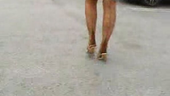 Loren Minardi порно дивитися онлайн трахкає мужика в жопу пальчиком на груповуху.