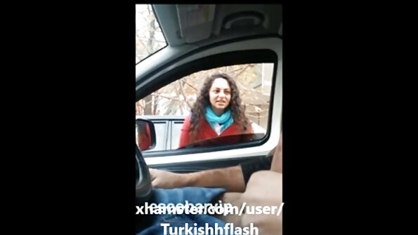 Великі стегна красуні спокусили хлопця. порно з повними