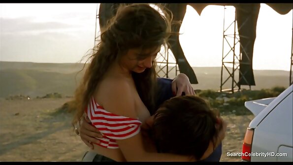 Гола дівчина з великими цицьками стрибає на порнозрелие члені коханця.