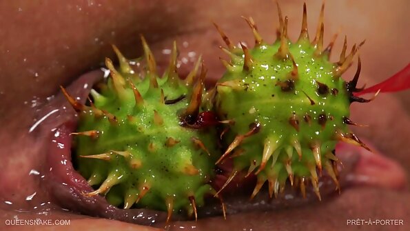 Пані з великим бюстом трахнула в дупу мужика секс з однокласницею з наколками.