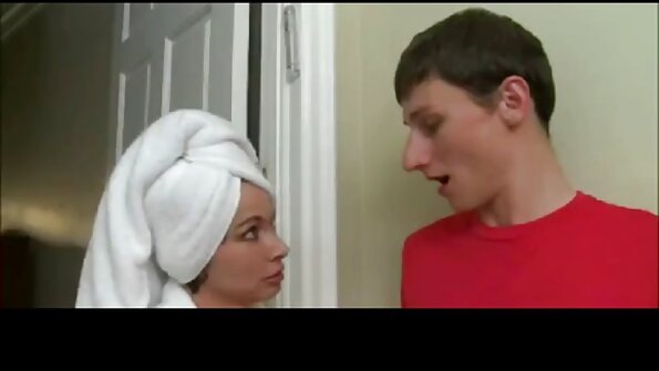 Єва Ловія стогне від кунілінгуса, який їй робить дівчина красиві дівчата порно