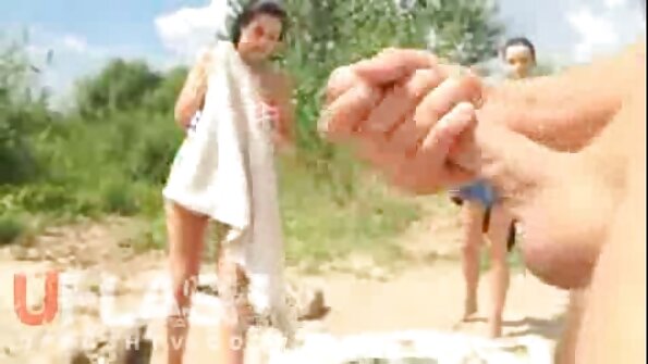 Зріла гола порно відео зрілих баба на природі дрочить пизду біля річки