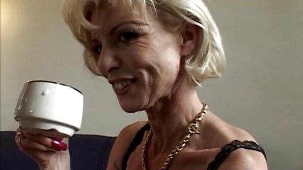 Зріла дама з волохатим промежиною бочки порно на кухні кицьку секс іграшкою.