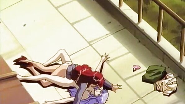 Блондин і брюнетка зайнялися улица порно гарним сексом на білих простирадлах.