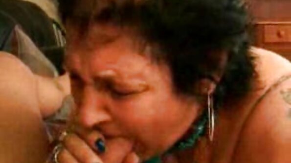 У барі на столі та на диванах відбувається групова оргія з телицями порно кіскі