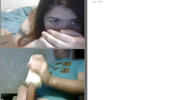 Гола російська дівчина сиділа на підвіконні і позувала на порно у лікарні дивані.