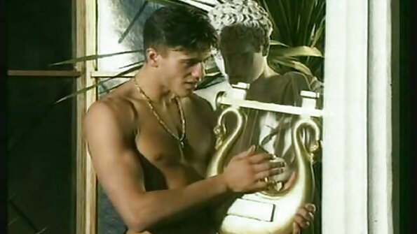 Груповий анал у бібліотеці з двома привабливими porni ru читачками.