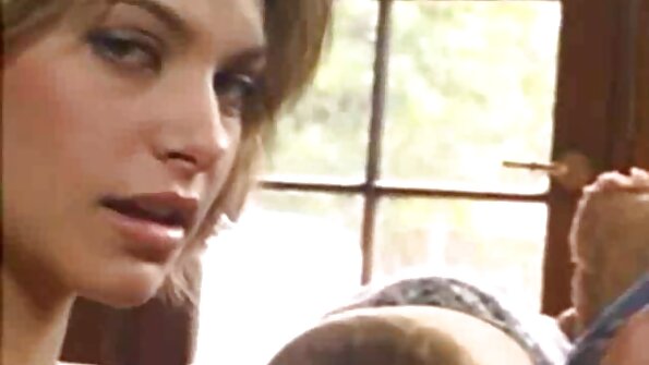 Жадібна до сексу брюнетка осідлала porno babi хитавицю і добре попоїлася.