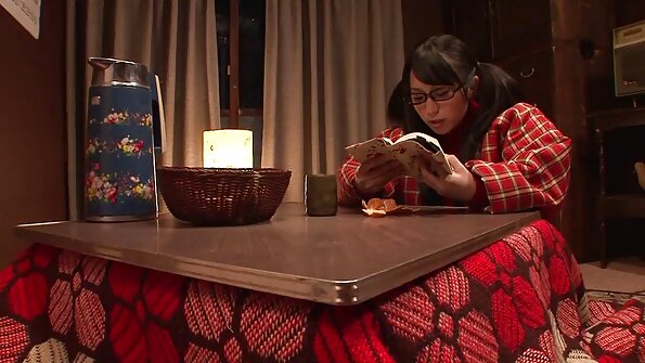 Засунула трусики в ботинокпорн рот російському хлопцеві, а потім сіла на обличчя.